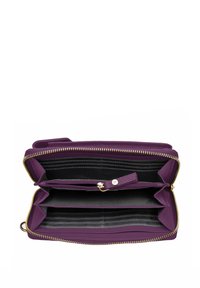 Portafoglio in pelle viola con zip dorata, dotato di più scomparti per carte e una tasca con zip. L'interno ha un motivo testurizzato e foderato in tessuto.