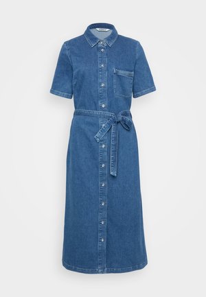 Denim skjortekjole med korte ermer, knappestang foran, og belte i midjen. Har en brystlomme og en avslappet passform. Mørk blå farge.