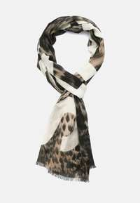 Sciarpa maculata leopardata realizzata in un tessuto morbido e leggero, con accenti in nero e crema. I bordi sono leggermente frangiati per aggiungere texture.