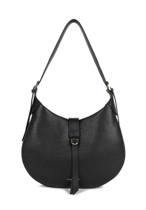Sac à bandoulière en cuir noir avec une silhouette courbée, présentant une boucle de sangle à l'avant et une finition texturée. Sangle d'épaule simple et réglable.