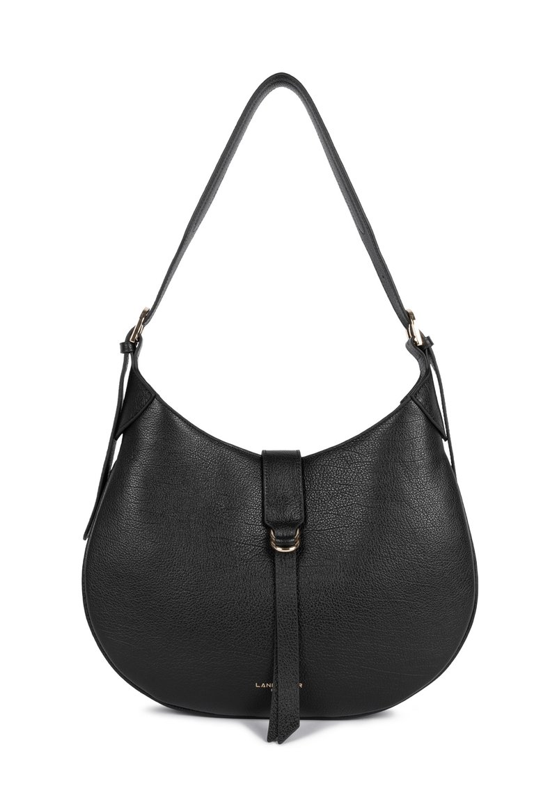 Sac à bandoulière en cuir noir avec une silhouette courbée, présentant une boucle de sangle à l'avant et une finition texturée. Sangle d'épaule simple et réglable.