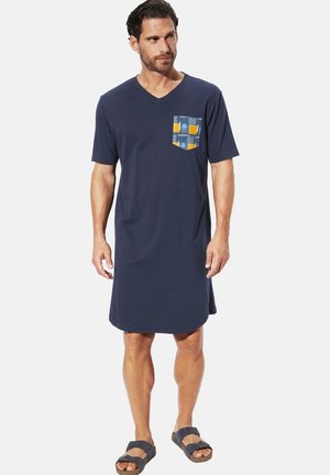 Marineblaue Kurzarmkleid aus weichem Stoff, mit V-Ausschnitt und einer gemusterten Tasche in Blau, Gelb und Weiß.