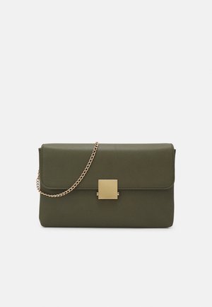 Rektangulær clutch i olivengrøn med firkantet gyldent spænde og en gylden kæde, der hænger ned langs siden mod en ensfarvet baggrund.