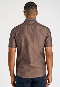 Korte mouwen, bruine shirt van gestructureerde stof, met een klassieke kraag en een gebogen zoom, met subtiele stiksels.