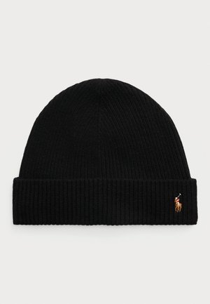 Sort ribstrikket beanie med opbukket kant, der har et lille, broderet polo-spillerlogo i rød, hvid og brun på kanten til højre.