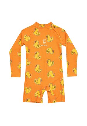 Costume da bagno arancione per bambini a manica lunga con stampe di paperelle di gomma gialle e logo bianco "MR UKKO" sul petto.