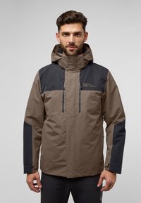 Bruine en zwarte waterdichte jas met capuchon, met dubbele borstritsen, elastische manchetten en logo-details op de bovenste linkerzijde.