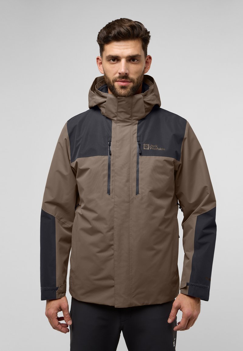 Bruine en zwarte waterdichte jas met capuchon, met dubbele borstritsen, elastische manchetten en logo-details op de bovenste linkerzijde.