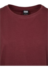 Burgunderfarget bomull t-skjorte med rund hals, som har en jevn tekstur og et merke som indikerer merket "Urban Classics" på kragen.