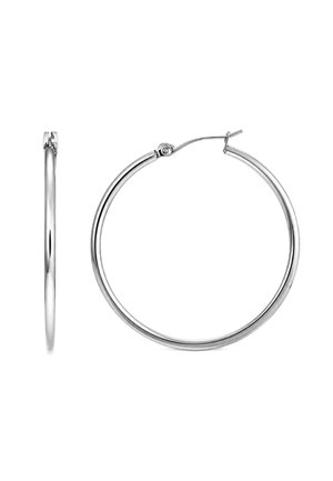 Paire de boucles d’oreilles fines et lisses en argent en forme de créoles, une montrée de face avec le fermoir ouvert et l’autre de profil sur fond blanc.