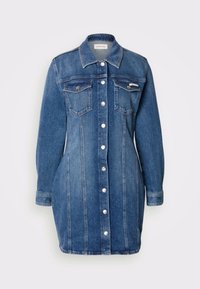 Τζιν φόρεμα σε σκούρο μπλε. Διαθέτει μακριά μανίκια, κλασικό γιακά, δύο τσέπες στο στήθος και κουμπιά μπροστά. Τελειώματα με κάθετες ραφές.