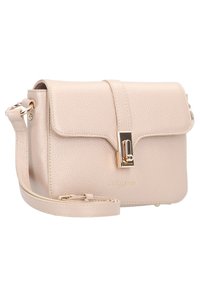 Borsa a tracolla in pelle beige con finitura texturizzata, chiusura a patta, dettagli in oro e tracolla regolabile.