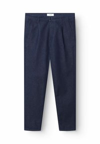 Dunkelblaue Jeanshose mit geradem Bein, ausgestattet mit einem Knopfverschluss, Fronttaschen und einer klaren, schlichten Verarbeitung.