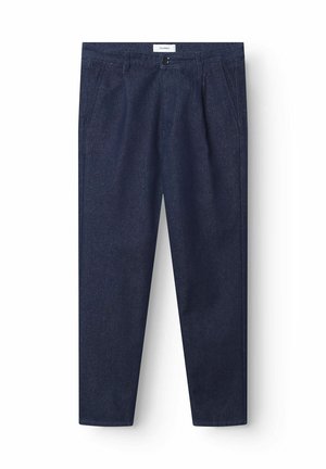 Dunkelblaue Jeanshose mit geradem Bein, ausgestattet mit einem Knopfverschluss, Fronttaschen und einer klaren, schlichten Verarbeitung.