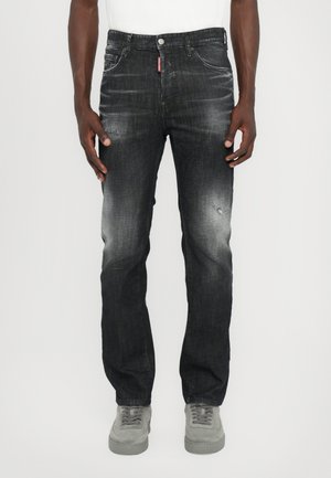 Jeans in denim scuro con una texture grigia sbiadita, caratterizzati da una vestibilità diritta, leggeri segni di usura e chiusura con bottone metallico.