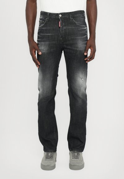 Jeans in denim scuro con una texture grigia sbiadita, caratterizzati da una vestibilità diritta, leggeri segni di usura e chiusura con bottone metallico.