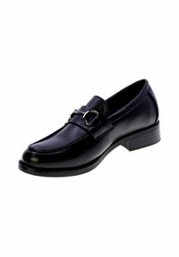 Mocassino da uomo in pelle nera con dettaglio in fibbia argentata e tacco basso impilato su sfondo bianco.