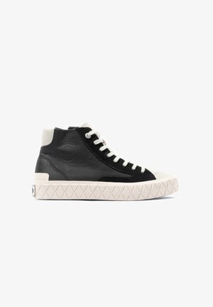 Adidași înalți din piele neagră cu accente albe, având o talpă din cauciuc texturat, șireturi albe și un logo embosat pe lateral.