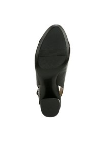 Zwarte hoge hak schoen met een glad leren bovenwerk, ronde neus en rubberen zool met horizontale groeven voor grip.