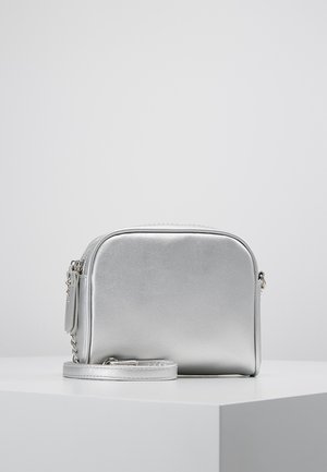 Metallic sølv crossbody-taske med en rektangulær form, glat tekstur og en aftagelig rem. Har lynlås og minimalistisk hardware.