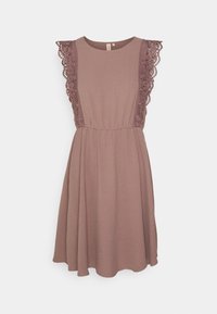 Hihaton mauve mekko, jossa on pyöreä pääntie ja pitsiyksityiskohtia olkaimissa ja sivuilla, vartalon myötäilevä vyötärö ja levenevä hame.