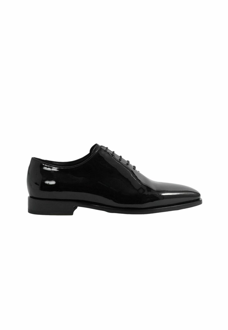 Scarpa da donna in pelle verniciata nera con punta affusolata, design con lacci e tacco basso a forma quadrata. Texture liscia e finitura lucida.