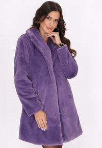 Lilla faux fur frakke med sjalskrave, lange �ærmer og lige snit. Blød tekstur uden synlige mønstre eller hardwaredetaljer.