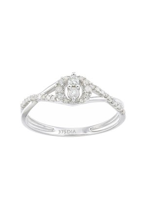 Diamantring aus Weißgold mit einem zentralen ovalen Diamanten, umgeben von kleineren Diamanten, sowie einem verdrehten Banddesign mit polierter Oberfläche.