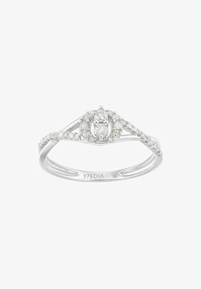 Diamantni prstan iz belega zlata z osrednjim ovalnim diamantom, obdanim s manjšimi diamanti, zasnova zvitega traku s polirano površino.