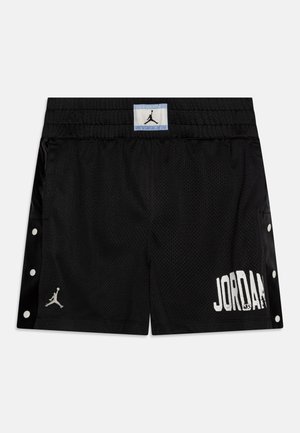 Pantaloni corti neri in rete con vita elastica, stampa bianca "JORDAN" e logo argento. Presentano dettagli con bottoni a pressione sui lati. Tessuto testurizzato.
