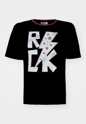 Musta T-särk, millel on valge ja punane välgu mustri disain koos "ROCK" tekstiga, kaunistatud punaste tähtedega. Ümmargune kaelus kontrastse äärega.