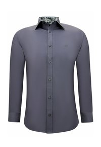 Grijze longsleeve met een contrasterende, patroonrijke binnenkraag, knoopsluiting aan de voorkant en een subtiel logo op de borst. Soepele textuur, getailleerd ontwerp.