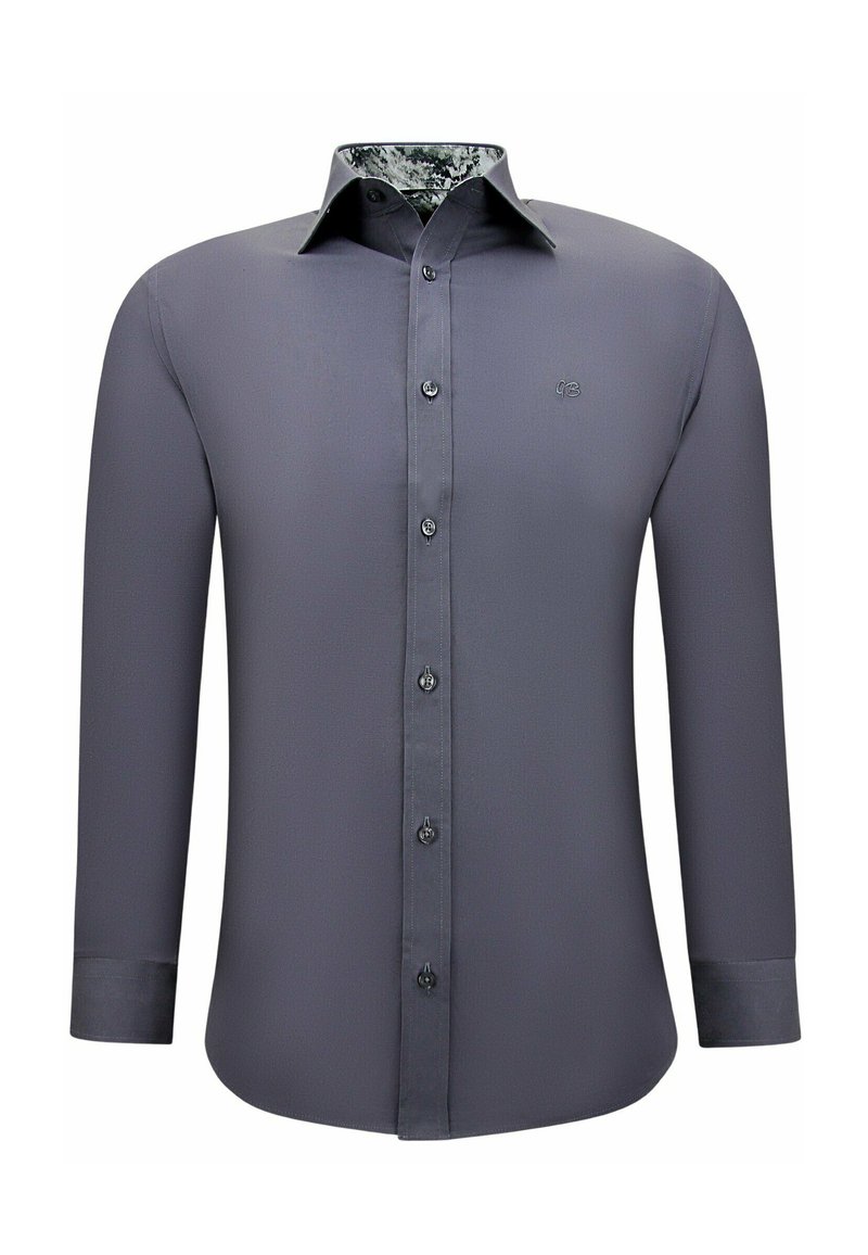 Grijze longsleeve met een contrasterende, patroonrijke binnenkraag, knoopsluiting aan de voorkant en een subtiel logo op de borst. Soepele textuur, getailleerd ontwerp.