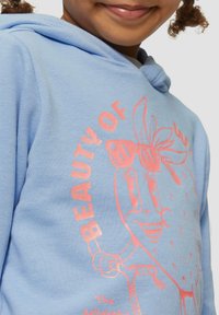 Lichtblauwe hoodie van zacht materiaal, met een glanzende roze afbeelding van een aardbei met een zonnebril en de tekst "BEAUTY OF."