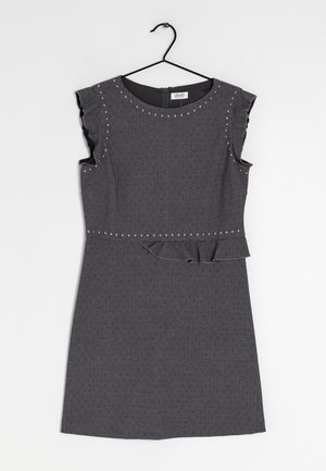 Grijze jurk met cap sleeves, voorzien van een gestippelde textuur, decoratieve studs langs de halslijn en een ruches accent aan de onderkant.