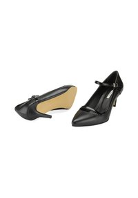 Des escarpins en cuir noir avec un bout pointu, une sangle ajustable et un petit talon. Texture lisse avec un détail de semelle beige contrastant.