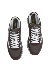 Zapatillas de ante marrón y tejido con acentos blancos, que cuentan con una punta redondeada, cordones blancos y una suela texturizada para mayor agarre.
