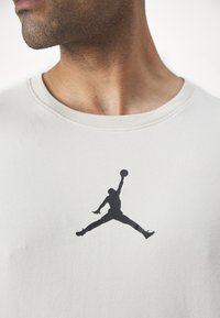 Jordan JUMPMAN SHORT SLEEVE CREW - T-skjorte til trening - legend light brown/black