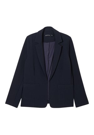 Blazer da donna blu navy con rever a lancia, due tasche applicate frontali e vestibilità slim, mostrato su uno sfondo bianco.