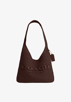 Tumši brūna austā Coach plecu soma ar platu rokturi, priekšpusē reljefēts logotips un pievienota ādas birka ar zelta ķēdi.