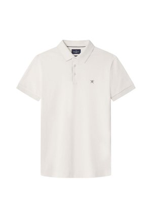 Camiseta polo blanca hecha de una tela suave, con un color clásico, mangas cortas y un pequeño logo en el lado izquierdo del pecho.