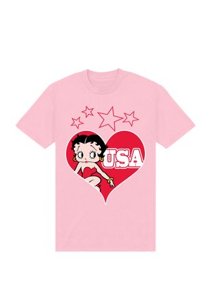 Camiseta rosa con un gráfico de un corazón rojo que muestra una mujer de dibujos animados con un vestido rojo, texto "USA" y cinco estrellas rojas encima del corazón.