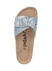 Ljusblå slide-sandal med metalliskt avslut, med ett brett rem med en silverfärgade spänne, och en beige, vadderad fotbädd.