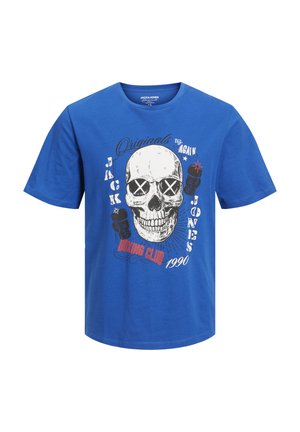 T-shirt in cotone blu a maniche corte con una grande grafica di un teschio, guantoni da boxe e un design testuale in nero, rosso e bianco.