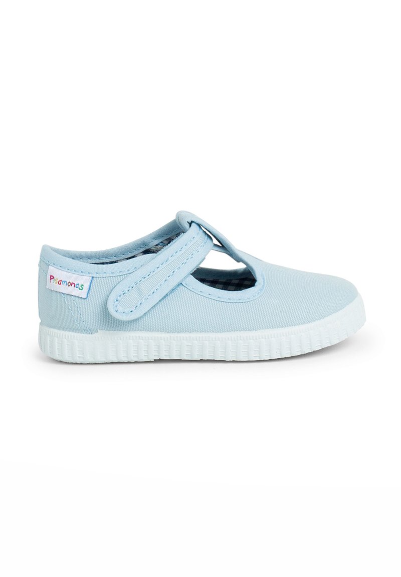 Zapato Mary Jane de lona azul claro con correa de gancho y bucle y suela de goma blanca. Presenta un dedo del pie redondeado y detalles de costura.