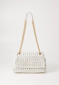 Bela prešita ročna torbica z zlatimi verižnimi trakovi in pravokotno obliko. Površina ima vertikalne nagube in ploščico z logotipom.