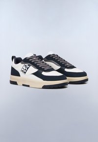 Sneaker bianchi e blu navy con tessuto testurizzato e pelle liscia, dotati di un logo prominente, lacci grigi e una suola in gomma crema.