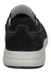 Sort ruskind sneakers med en struktureret finish, kontrasterende hvid sål, foret indvendig og detaljeret syning på bagsiden.