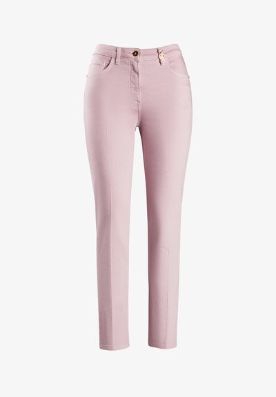 Svijetlo ružičaste hlače slim kroja, izrađene od teksturirane tkanine, s patentnim zatvaračem i gumbom, te dva prednja džepa.