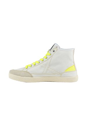 Zapatilla blanca de caña alta con suela texturizada, puntera beige, cordones amarillo neón y un detalle amarillo neón en el lado del talón.